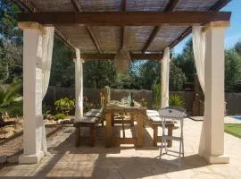 Casa Azul Stylish beach house for 4 adults and 1 child in Cala Llombards