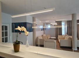 Hotel Balneario Fuentes del Trampal，位于Carmonita的酒店