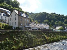 East Lyn House，位于林茅斯Lynton & Lynmouth Cliff Railway悬崖铁路附近的酒店