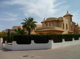 Luxury villa，位于伊斯兰蒂拉的乡村别墅
