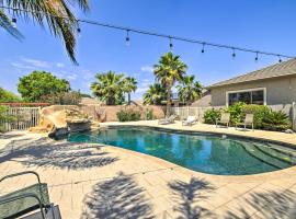 Luxe Queen Creek Escape Private Pool and Yard!，位于Queen Creek的酒店