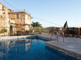 Private pool villa - Meditteranean peace，位于斯拉诺的带停车场的酒店
