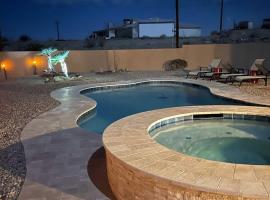 Desert Getaway with Pool 4 Miles to Lake Havasu!，位于哈瓦苏湖城的海滩短租房