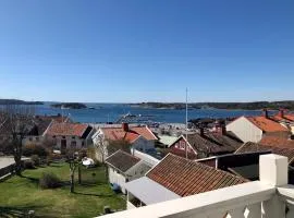 Vacker våning med havsutsikt i Strömstads centrum.