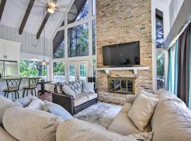 Brookeland Resort Cabin with Golf and Lake Access，位于Brookeland的酒店