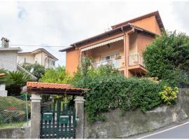 Villa Silvia, indipendente con giardino privato e garage，位于瓦拉泽的乡村别墅