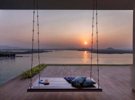 StayVista at Sunset on the Lake - Infinity Lakeview Swimming Pool with Contemporary Interiors & Lavish Amenities，位于伊加特普里的酒店