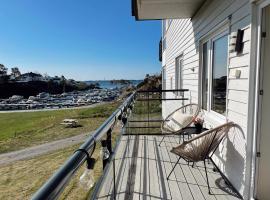 Koselig leilighet med balkong og sjøutsikt.，位于格里姆斯塔的海滩短租房