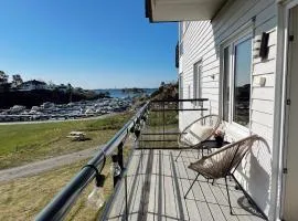 Koselig leilighet med balkong og sjøutsikt.