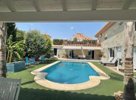 Habitación con baño privado frente a la piscina, máximo 2 Personas, no es la casa completa，位于圣维森特德尔拉斯佩奇的酒店
