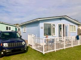 Holiday Chalet at Gwithian Sands in Cornwall，位于Gwithian的木屋