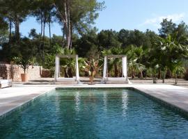 Ipunga Ibiza - Adults only，位于卡拉隆加的带泳池的酒店