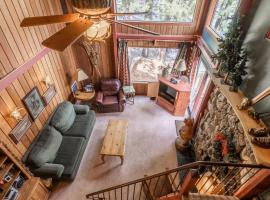New Listing 2 bedroom and Loft 2 bath Summit E Bldg 12 condo sleeps 8 Steps to Eagle Lodge Chair 15，位于马姆莫斯湖的酒店