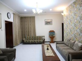 6 Bedroom private home in Dha Lahore- Phase1 Entire House，位于阿拉马·伊克巴勒国际机场 - LHE附近的酒店