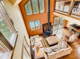 Immaculate Mountain Home Surrounded by Pine Trees with Hot Tub - Claim Jumper Getaway