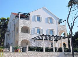 Apartments Villa La Riva - Seafront accommodation，位于苏提万的酒店