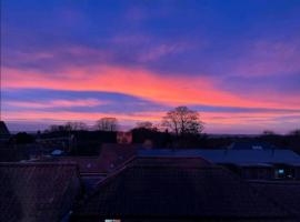 Sunset View, 2 bedrooms in the heart of Holt with parking，位于霍尔特的公寓
