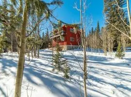 Enjoy the Creek Surrounded by High Mountain Peaks - Creekside Mountain Cabin