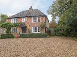 Shepherd Cottages luxury self catering in heart of Kent，位于莱纳姆的带停车场的酒店