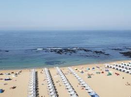 Beach front - sea and sunset views，位于波瓦-迪瓦尔津的酒店