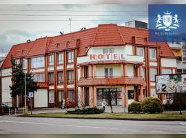 HOTEL RADOMSKO，位于拉多姆斯科的带停车场的酒店