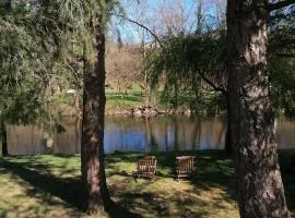 La CABANE AUX ECREVISSES - LES PIEDS DANS L'EAU