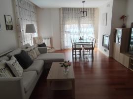 Apartamento Sabiñanigo Las Margas Pirineos, golf y piscina，位于沙比纳尼哥的高尔夫酒店