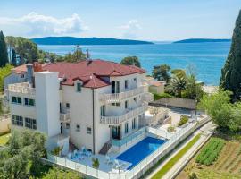 Hotel Riva Kaštela with swimming pool，位于卡什泰拉的酒店