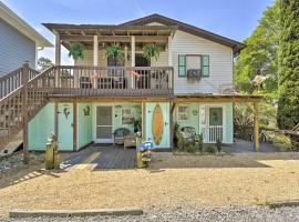 Ocean Isle Beach Studio with Patio - 1 Mi to Pier!，位于海洋岛海滩的酒店