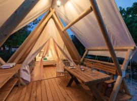 Eco glamping- FKK Nudist Camping Solaris，位于波雷奇的豪华帐篷