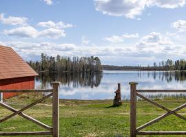 Holiday house with terrace and views of Lake Hangasjon，位于Hamneda的别墅