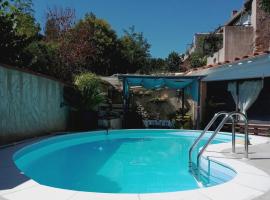 BELLE MAISON DE CARACTERE Dans VILLAGE et sa PISCINE Privée 7 PERS- 3 Chambres - 12 Rue Emile Zola，位于Millas的酒店