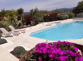 Gîte provençal indépendant avec piscine chauffée : LE SUY BIEN，位于弗莱约斯克的酒店