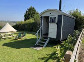 Home Farm Shepherds Hut with Firepit and Wood Burning Stove，位于海维康的带停车场的酒店