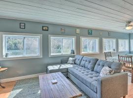 Lakefront Retreat with Large Yard and Boat Dock!，位于Hardwick的酒店