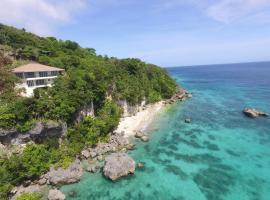 Noor Villa - Luxury 3 Bed, 2 Bath Apartment with Stunning Panoramic Sea View, Private Beach，位于Pinamihagan的酒店