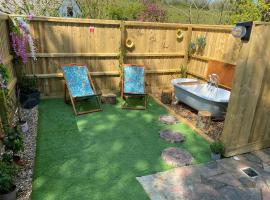 Cosy dog friendly lodge with an outdoor bath on the Isle of Wight，位于Whitwell的公寓