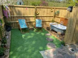 Cosy dog friendly lodge with an outdoor bath on the Isle of Wight