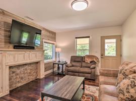 Cozy Cottage Yard and Deck, Walk to Downtown!