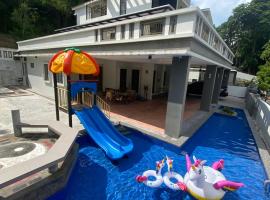 Villa near SPICE Arena 3BR 15PAX with KTV Pool Table and Kids Swimming Pool，位于峇六拜的酒店