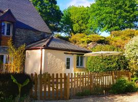 Le Vieux Moulin Gites - A charming stone cottage with garden view and seasonal pool，位于Guégon的酒店