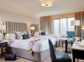 城堡庭院温泉及休闲酒店，位于韦斯特波特的带泳池的酒店