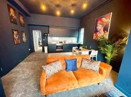 Stunning & Stylish 2 Bedroom Apartment! - 5 Minute Walk to the Best Beach! - Great Location - FREE Parking - Fast WiFi - Smart TV - Newly decorated - sleeps up to 4! Close to Bournemouth & Poole Town Centre & Sandbanks