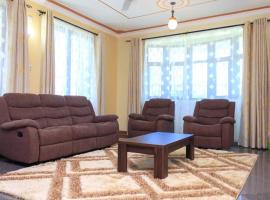 SERENE 4 BEDROOMED HOME IDEAL FOR FAMILY HOLIDAY，位于蒙巴萨的别墅