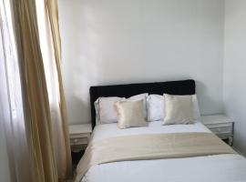 Lovely 2 and 1 bedroom guest units Karen，位于内罗毕卡伦乡村俱乐部附近的酒店