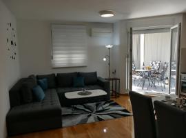 Seafront City Apartment Ana Trogir，位于特罗吉尔的酒店