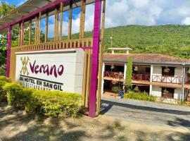 Hotel Verano Resort San Gil，位于圣希尔的度假村