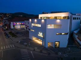 Hotel Boutique Aquarel，位于札勒乌的带停车场的酒店