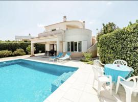 Villa with pool in Cala Blanca with sea views，位于桑坦德利亚湾的家庭/亲子酒店