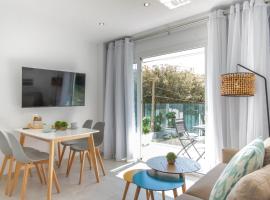 Sunny apartment 1B with balcony & pool in canyamel，位于卡普德佩拉的酒店